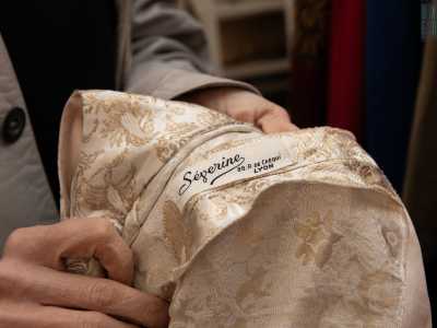 ...prodotto addirittura in un atelier di Lione, proprio come dimostra la sua etichetta. �Questo vestito da sera apparteneva a una donna che abitava in via Sparano�, ci racconta la negoziante 
